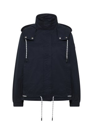 Granatowa kurtka z kapturem z wysokim kołnierzem, przednimi kieszeniami, regulowanymi białymi troczkami na kapturze i dole oraz zatrzaskami na kapturze.