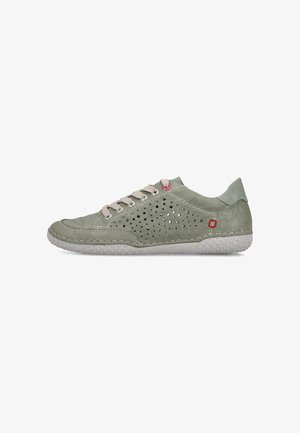 Lässiger Sneaker mit niedrigem Schaft aus hellgrünem Leder mit perforierten Seitenpaneelen, beigen Schnürsenkeln und strukturierter weißer Gummisohle.