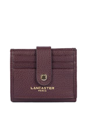Petit portefeuille en cuir bordeaux foncé avec six emplacements pour cartes, une bride à bouton-pression et un logo doré "Lancaster Paris" sur le devant.