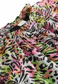 Mnohobarevná blůza s volánkovým výstřihem, s živým zvířecím potiskem v růžové, zelené, oranžové, černé a bílé barvě. Lehká látka.