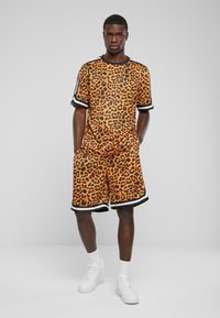 Urban Classics Camiseta estampada - orangeleopard