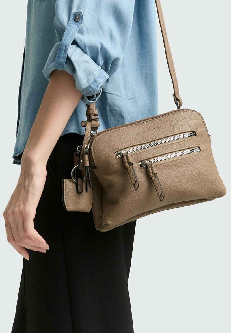 Borsa a tracolla in pelle tan con finitura testurizzata, due tasche anteriori con zip e tracolla regolabile. Accentuata da dettagli hardware minimalisti.