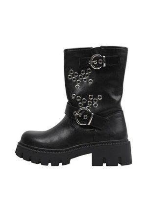 Botte en cuir noire montant jusqu'au milieu du mollet, avec une semelle épaisse à crampons, deux boucles argentées et des œillets décoratifs en argent sur la tige.