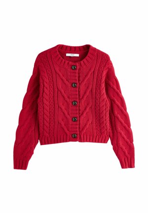 Cardigan rouge tricoté présentant un motif torsadé, un col rond et six boutons noirs sur le devant. Longueur raccourcie avec des poignets côtelés.