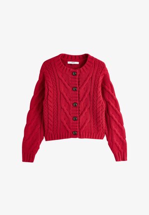 Rød strikket cardigan med kabelmønster, rund hals og seks sorte knapper foran. Kort længde med ribstrikkede manchetter.