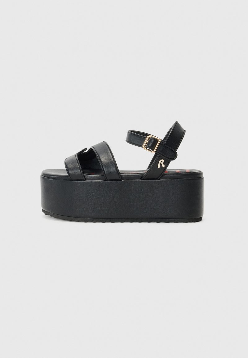 Sorte plattform sandaler med en glatt lærfinish, med to brede stropper og en justerbar ankelspenne. Tykke hevede såler.