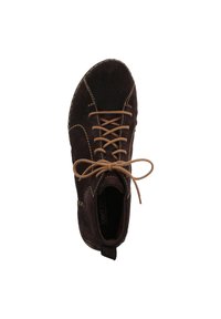 Chaussure en daim marron avec un bout arrondi, des lacets beiges et des coutures contrastantes. Présente une languette au talon pour un enfilage facile.