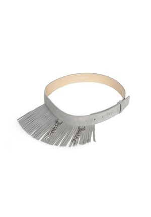 Szary zamszowy pasek z szerokimi frędzlami i dwoma srebrnymi łańcuszkami, posiadający wiele otworów do regulacji oraz zapięcie na klamrę.