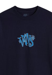 Námořnická modrá bavlněná tričko s stylizovaným modrým logem Vans uprostřed. Materiál má hladkou texturu a klasický kulatý výstřih.