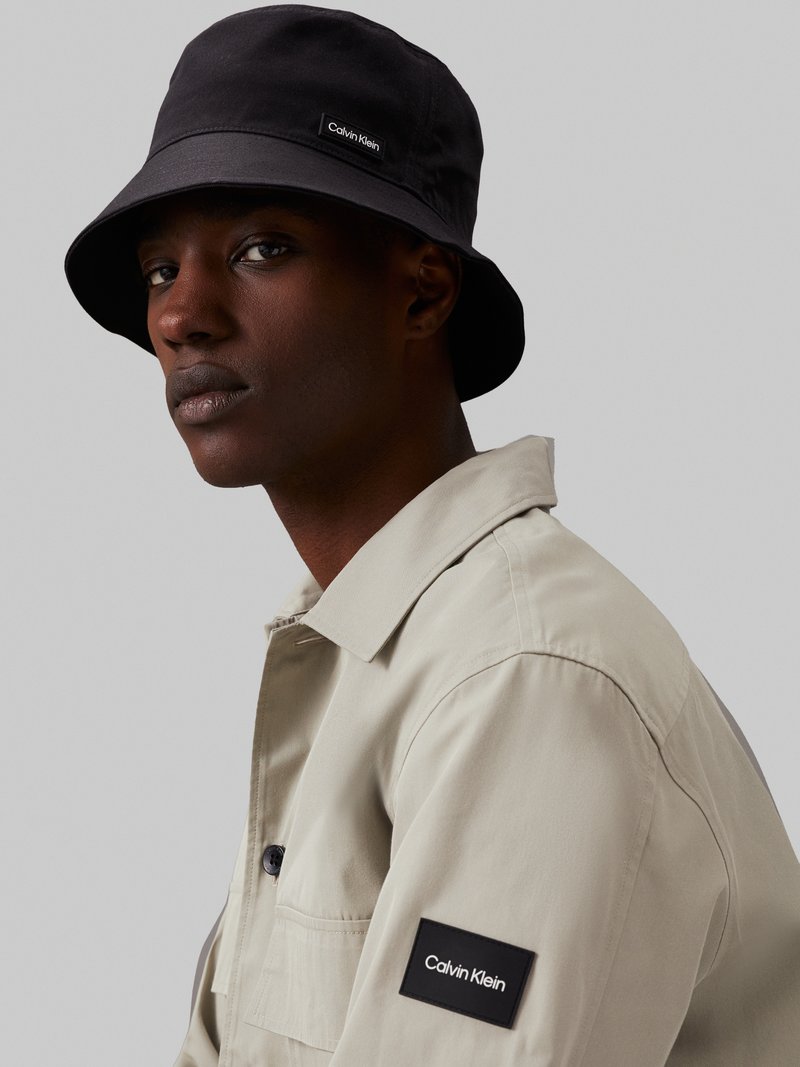Calvin Klein ELEVATED PATCH BUCKET UNISEX - Klobouk - black