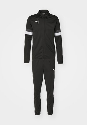 Juodas sportinis kostiumas su užtrauktuku ant striukės ir atitinkamomis kelnėmis, su baltais dryžiais ant rankovių ir logotipo akcentais abiejuose drabužiuose.