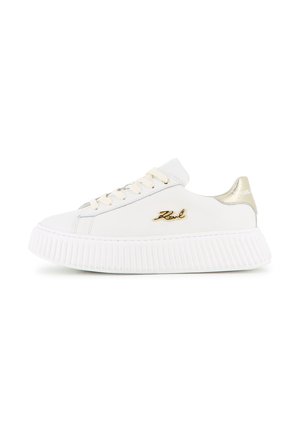 Hvid lavt snøresko med tyk ribbet sål, guldfarvet hældetalje og guld "Karl" logo på siden, set fra ydersiden.