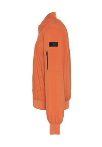 Oranges Bomberjacke mit gerippten Bündchen und Saum, Reißverschlusstasche an der Seite und einem kleinen schwarzen Logo-Patch am oberen Arm. Glatte Textur.