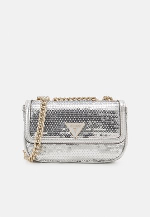 Skuldertaske med sølvglitrende palietter, gylden kæderem og trekantet Guess-logo på frontklappen.