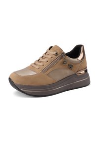 Sneaker in suede marrone con dettagli metallici, dotata di chiusura con lacci e zip, caratterizzata da una suola chunky e un design curvo.