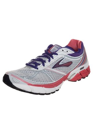Chaussure de course avec une tige en mesh gris clair, accents violets et semelle rose. Dotée d'un col rembourré, de lacets et d'une semelle extérieure en caoutchouc texturée.