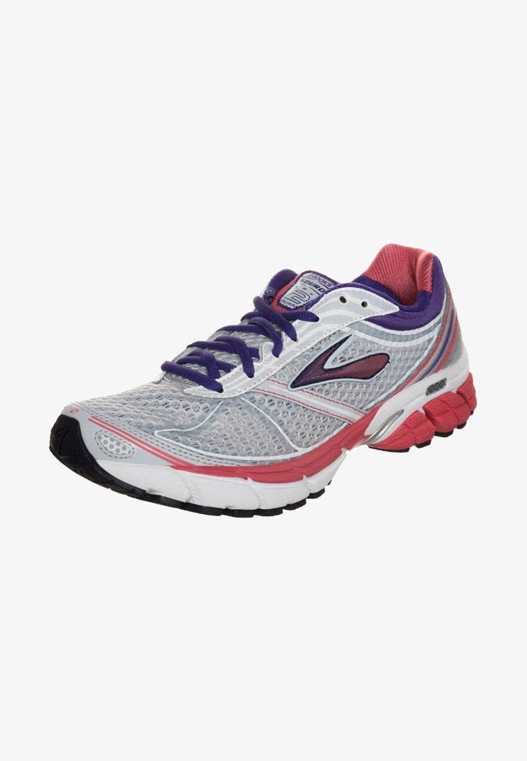 Chaussure de course avec une tige en mesh gris clair, accents violets et semelle rose. Dotée d'un col rembourré, de lacets et d'une semelle extérieure en caoutchouc texturée.