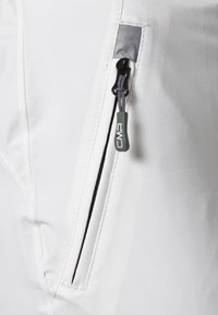 Witte outdoorbroek van stof met een zak met rits en een grijze trekker. Het ontwerp heeft zwarte stiksels en een subtiele textuur.