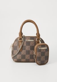 Borsa a trama marrone con manici in pelle e catena in tono oro. Include un piccolo astuccio abbinato con logo dorato, caratterizzato da un design testurizzato.