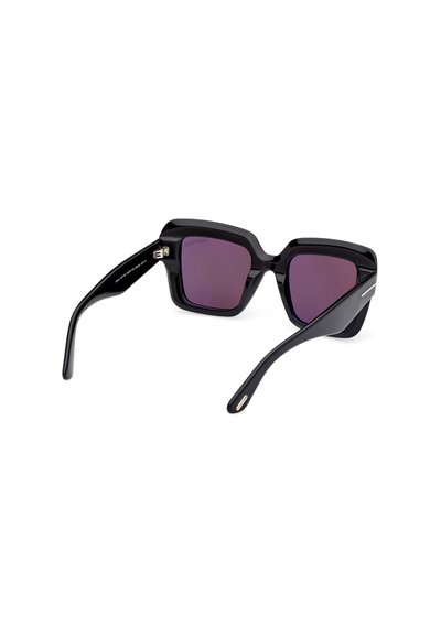 Schwarz quadratische Sonnenbrille mit dunkelvioletten Gläsern, dicken glänzenden Rahmen und schlanken schwarzen Bügeln mit goldenen Akzenten in der Nähe der Scharniere.