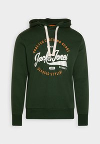 Felpa verde scuro con tasca a marsupio frontale, caratterizzata da una stampa di branding in bianco e arancione. Cappuccio regolabile con lacci color crema.