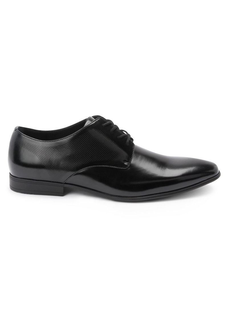 Fekete bőr dress cipő elegáns kialakítással, hegyes orral, sima felülettel, texturált díszítéssel és fűzős zárással.