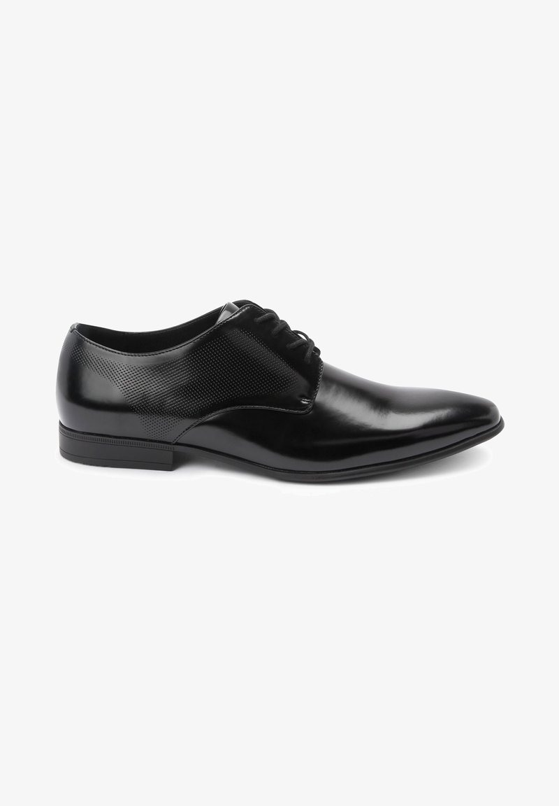 Scarpe eleganti in pelle nera dal design slanciato, con punta affilata, finitura liscia, accento testurizzato e chiusura con lacci.