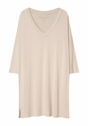 Beige übergroßes T-Shirt mit V-Ausschnitt, kurzen Ärmeln und seitlichen Schlitzen. Hergestellt aus einem leichten, weichen Stoff mit glatter Textur.