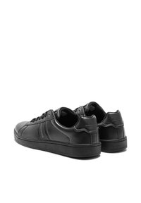 Sneakers in pelle nera con finitura liscia, design con lacci e suole in gomma. Presentano un logo impresso sul tallone e sul lato. Stile minimalista.