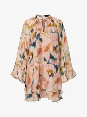 Ροζ τουνίκ με μακριά μανίκια, αφηρημένο εκτύπωμα σε ύφος ακουαρέλας, πλισέ ύφασμα, βολάν στο τελείωμα και κορδέλα στη λαιμόκοψη.