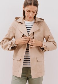 Ej vald, beige