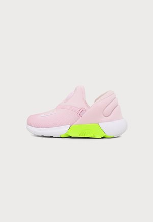 Chaussure de sport rose à enfiler avec semelle blanche et détail jaune-vert vif sur la semelle intermédiaire, en tissu texturé avec un petit logo blanc sur le dessus.
