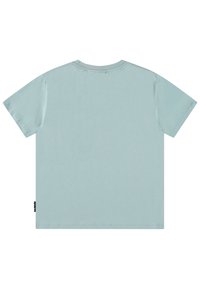 Camiseta de manga corta en azul claro con un ajuste relajado, cuello redondo y tejido suave, con una pequeña etiqueta en la costura lateral.