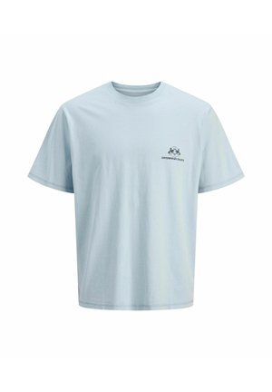 Helles blaues Baumwoll-T-Shirt mit Rundhalsausschnitt, kurzen Ärmeln und einem kleinen schwarzen Logo auf der linken Brustseite. Weicher Stoff und entspannter Schnitt.