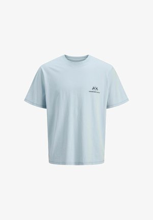 Helles blaues Baumwoll-T-Shirt mit Rundhalsausschnitt, kurzen Ärmeln und einem kleinen schwarzen Logo auf der linken Brustseite. Weicher Stoff und entspannter Schnitt.