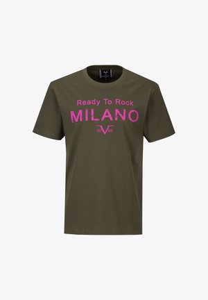 Olijfgroene T-shirt met ronde hals en roze tekst "Ready To Rock MILANO 19V69" gedrukt op de voorkant.
