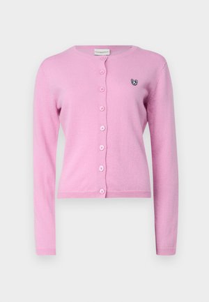 Roze cardigan met een ronde hals, lange mouwen, knoopsluiting en een klein zwart geborduurd logo op de linkerborst. Zachte materiaaltextuur.