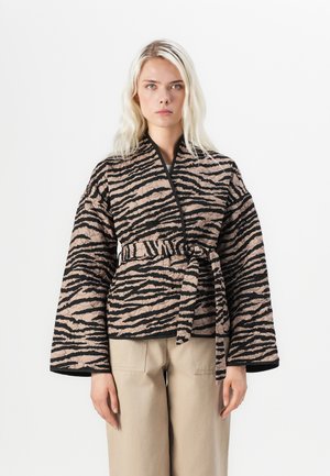 Quiltet omslagsjakke i beige med svarte tigerrander. Har vide ermer og et matchende belte. Glatt tekstur med et mønstrete design.