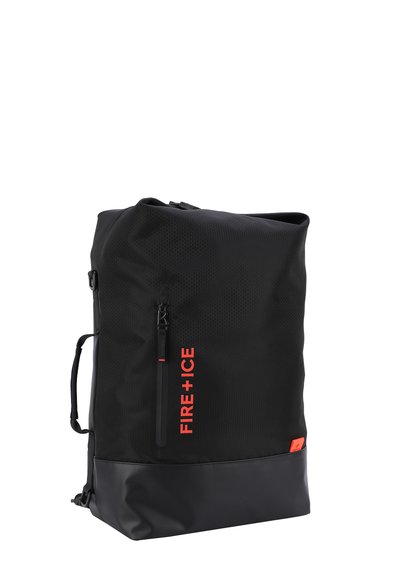 Czarny plecak z teksturowanej tkaniny, gumowym dnem i czerwoną logotypą. Posiada regulowane paski oraz przednią kieszeń zapinaną na zamek do przechowywania.