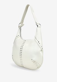 Bolso de hombro de cuero blanco con acentos de tachuelas, forma curva y abertura con cremallera. Correa ajustable con herrajes en tono plateado.