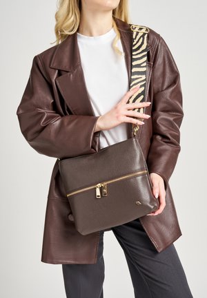 Sac en cuir texturé marron en bandoulière avec une fermeture éclair dorée, doté d'une sangle à motif zèbre. Le sac présente une forme rectangulaire élégante.