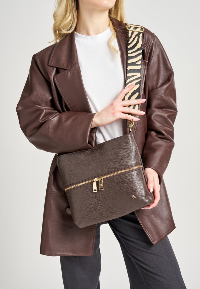 Borsa a tracolla in pelle marrone con texture, dotata di una cerniera dorata, caratterizzata da una tracolla con motivo zebra. La borsa presenta una forma rettangolare elegante.