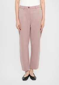 Pantalons ajustés rose clair à coupe droite, avec une fermeture à bouton à l'avant, des passants de ceinture et des poches latérales. Texture de tissu lisse.