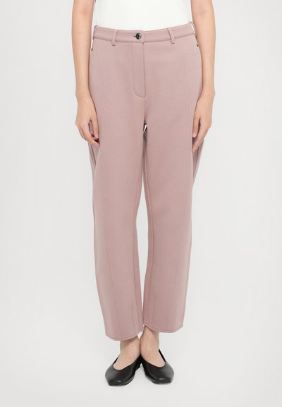Helle rosa maßgeschneiderte Hosen mit geradem Schnitt, vorne mit Knopfverschluss, Gürtelschlaufen und seitlichen Taschen. Glatte Stofftextur.