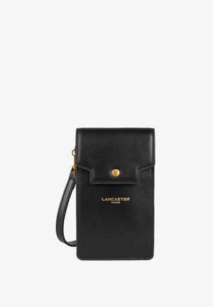 Schwarze Leder-Handytasche mit Klappenverschluss, goldfarbenen Beschlägen und geprägtem "LANCASTER PARIS"-Logo, ausgestattet mit einem abnehmbaren Tragegurt.