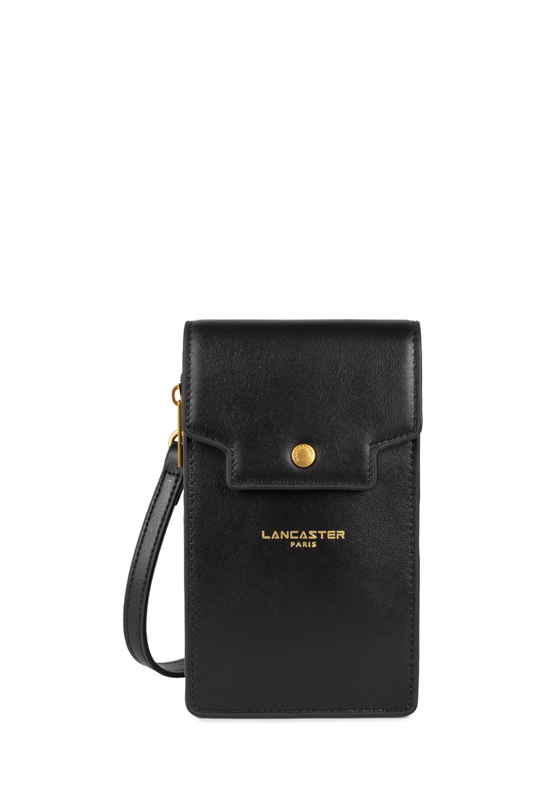 Pochette in pelle nera per telefono con chiusura a pattina, hardware dorato e logo "LANCASTER PARIS" in rilievo, dotata di una tracolla rimovibile.