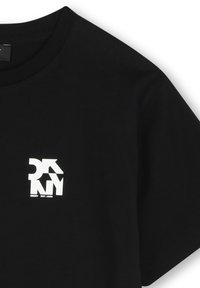 Zwarte katoenen T-shirt met een wit grafisch logo gedrukt op de linkerborst. Ronde halslijn met korte mouwen en een gladde textuur.