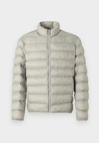 Lys grå pufferjakke med ståkrage, glidelås foran og horisontalt quiltet design. Laget av glatt, polstret materiale for isolasjon.