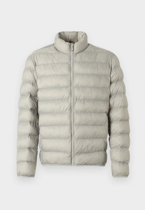Jasnoszara kurtka puchowa z stojącym kołnierzem, z zamkiem z przodu i poziomym pikowaniem. Wykonana z gładkiego, ocieplanego materiału.