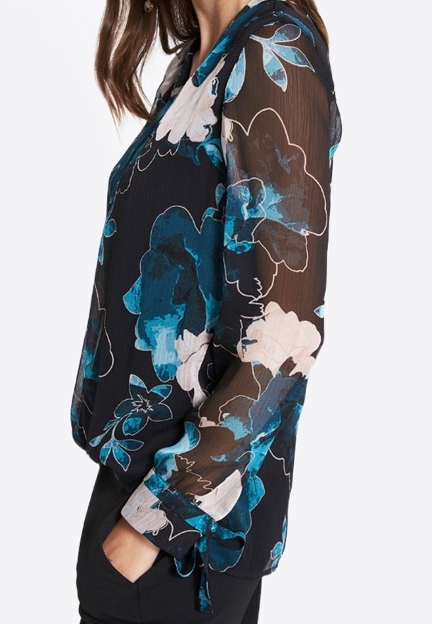Durchsichtiges schwarzes Blusenshirt mit großem blauen und cremefarbenen Blumenmuster. Verfügt über lange Ärmel, einen V-Ausschnitt und eine Bindeschleife an den Manschetten.